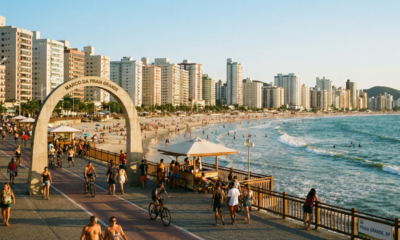 Essa praia de São Paulo recebe 2 milhões de turistas no verão e encanta com uma faixa de areia que parece infinita