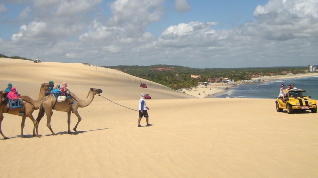 A 8ª praia mais bonita da América do Sul parece um deserto, tem dromedários e esconde águas cristalinas