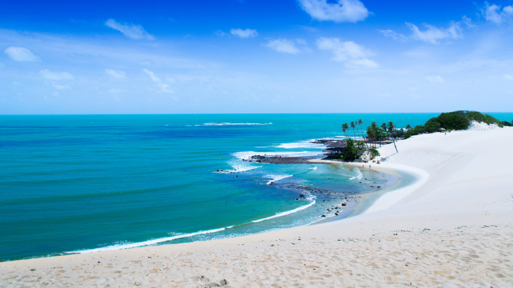 A 8ª praia mais bonita da América do Sul parece um deserto, tem dromedários e esconde águas cristalinas