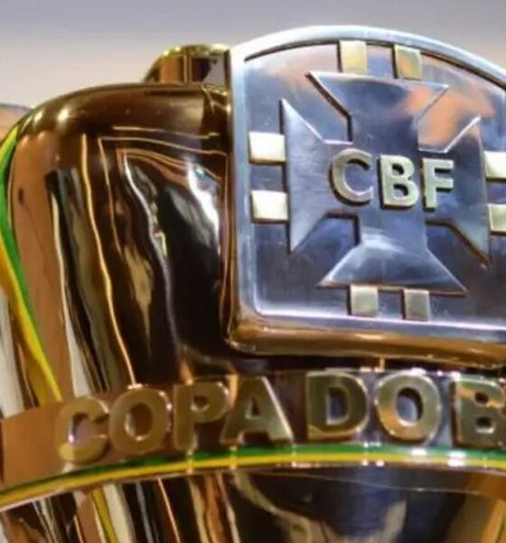 Troféu dourado da Copa do Brasil com emblema CBF e fitas verde e amarelas.