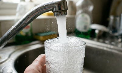Por que a água sai branca da torneira e o que esse efeito estranho realmente revela dentro do encanamento