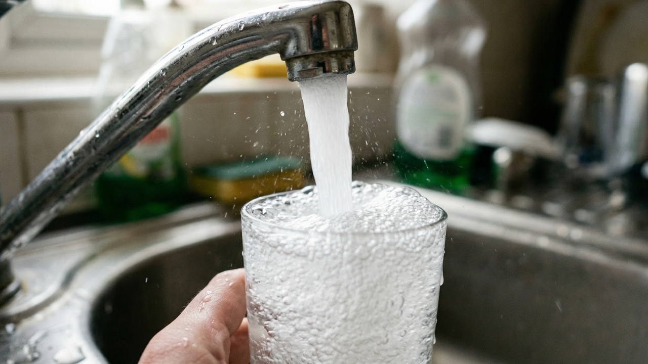 Por que a água sai branca da torneira e o que esse efeito estranho realmente revela dentro do encanamento
