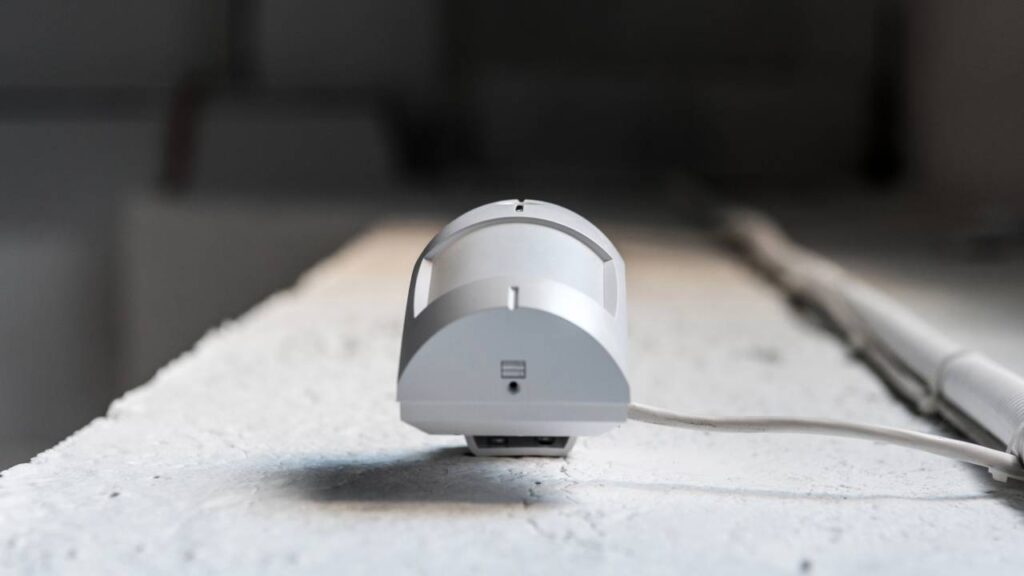 Aprenda como criar um alarme caseiro usando sensores simples para proteger qualquer quarto