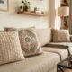 Aposte nas almofadas de crochê que encantam para renovar a sua decoração e trazer um toque artesanal único ao lar