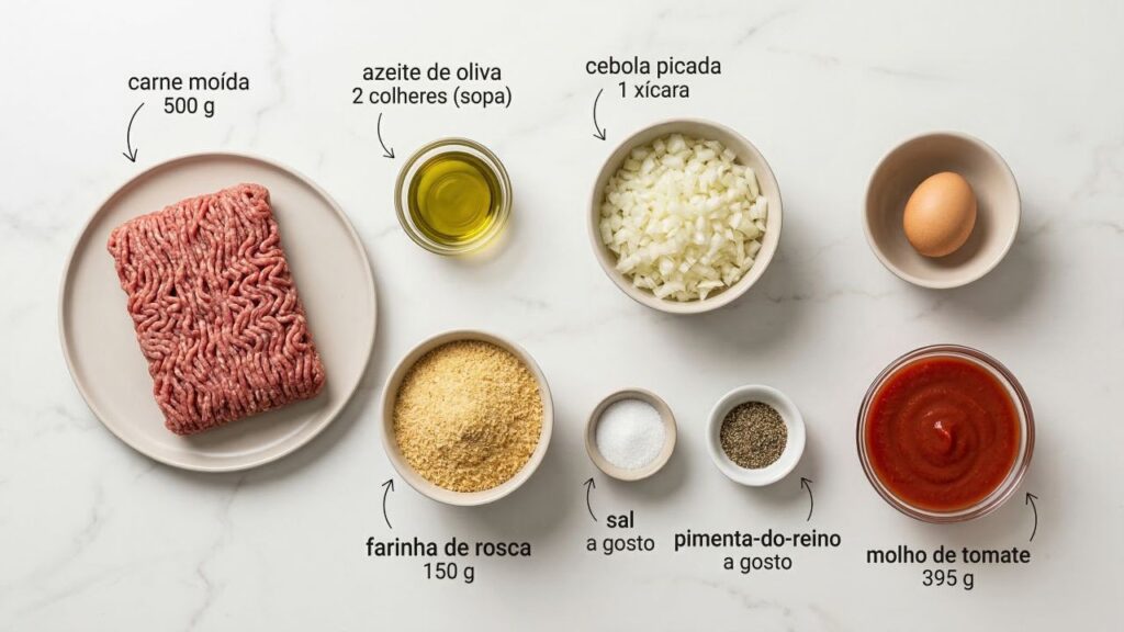 Misture carne moída, ovo e cebola e faça almôndegas macias cozidas em molho de tomate