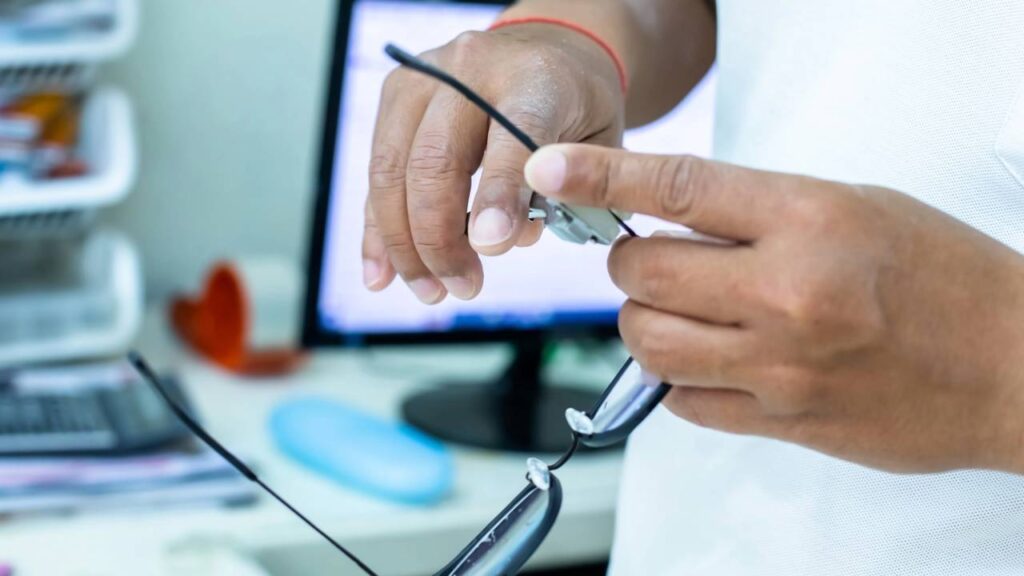 Como consertar óculos quebrados com um truque simples que pode salvar sua armação sem gastar dinheiro