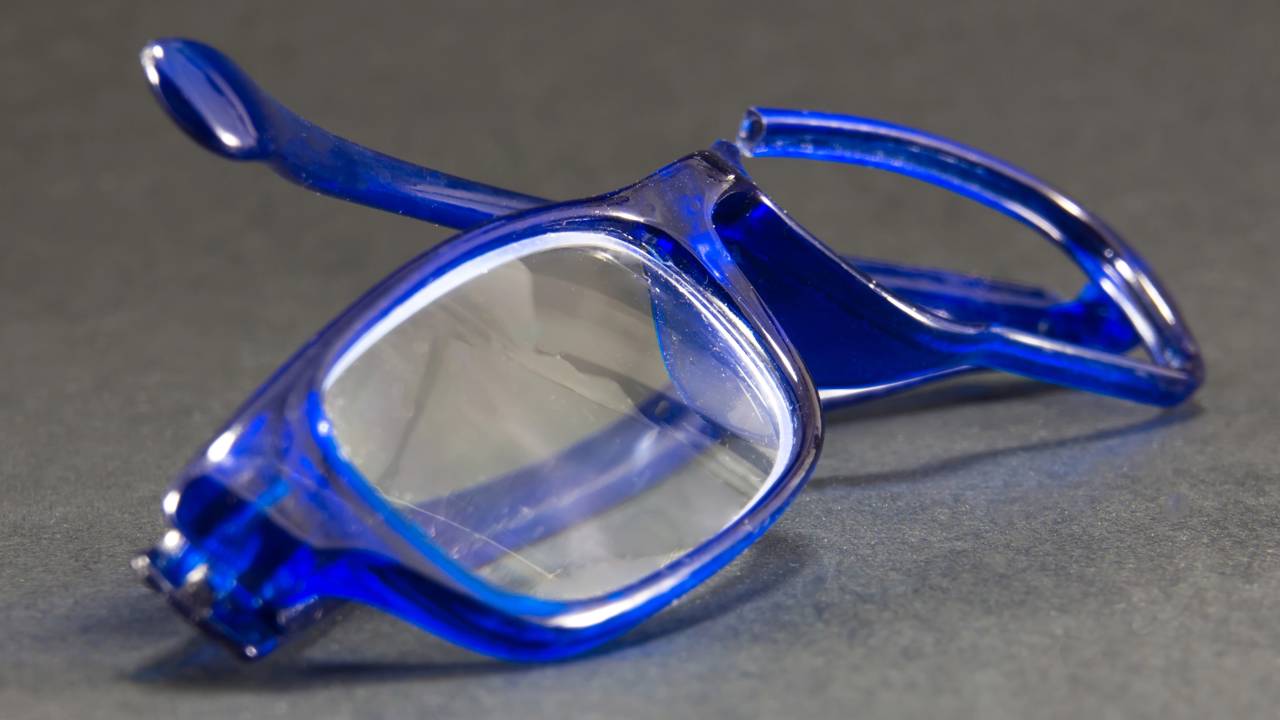 Como consertar óculos quebrados com um truque simples que pode salvar sua armação sem gastar dinheiro