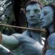 Dois Na'vi azuis, um homem e uma mulher com arco, em uma floresta de Pandora.