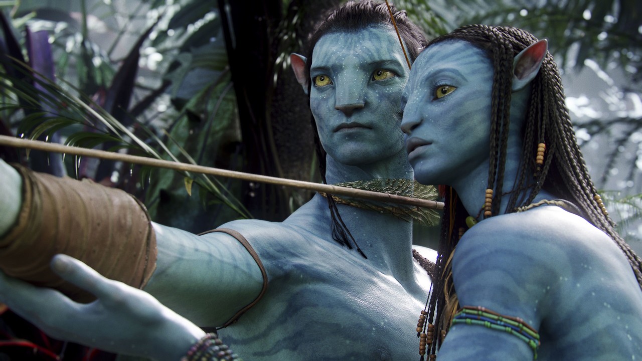 Dois Na'vi azuis, um homem e uma mulher com arco, em uma floresta de Pandora.