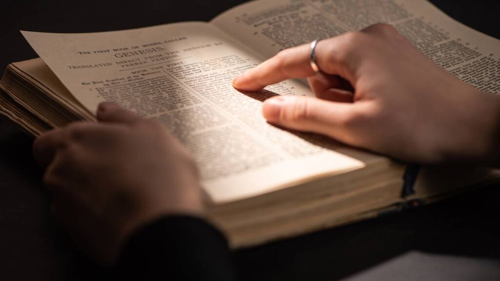 Colossenses 1:19-20 ganha destaque como mensagem de reconciliação e paz