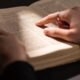 Colossenses 1:19-20 ganha destaque como mensagem de reconciliação e paz