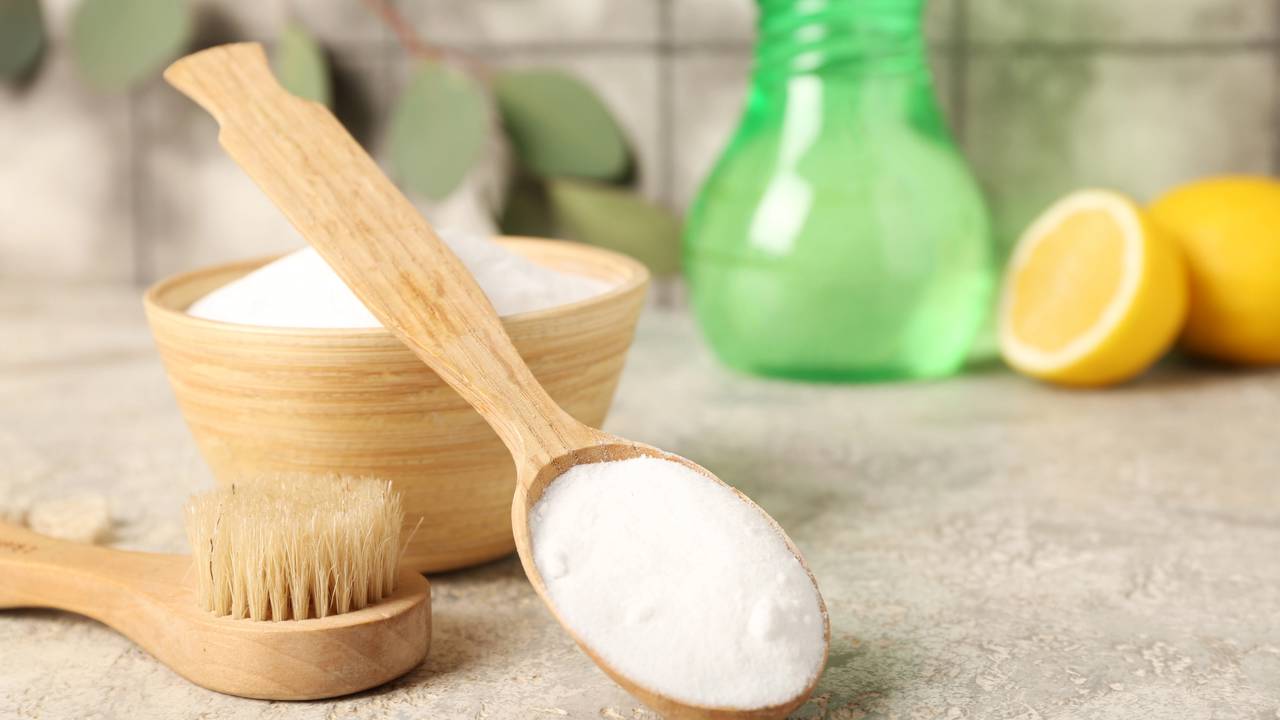 Como desencardir pano de prato muito sujo usando bicarbonato e recuperar o branco em poucos minutos