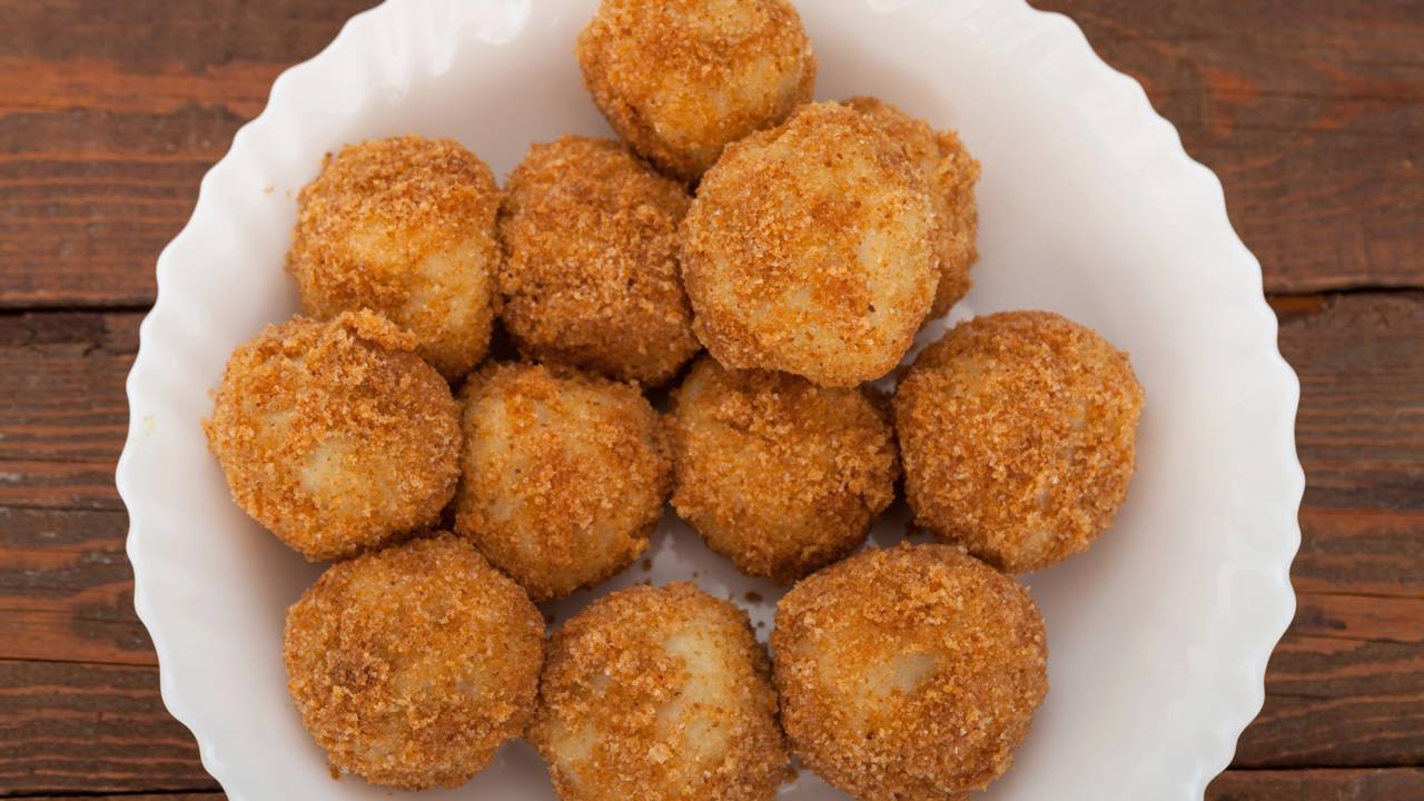 Bolinho de batata com frango fácil de fazer que fica crocante por fora e muito macio por dentro