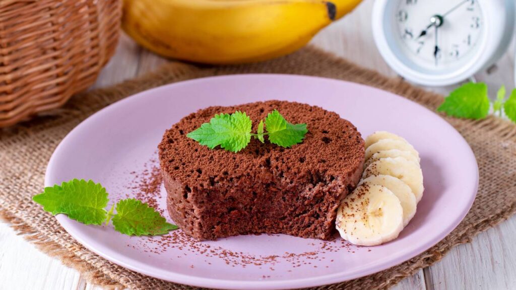 Receita de bolo de caneca de banana sem ovos fica pronta em cerca de 5 minutos