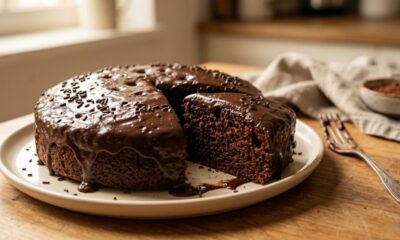 Esse bolo de chocolate simples fica pronto em 40 minutos e é perfeito para servir ainda morno com cobertura