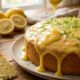 Esse bolo de limão fofinho com calda cremosa fica perfeito para servir no café da manhã