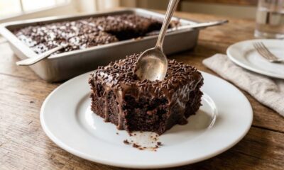 Misture leite condensado, creme de leite e chocolate e faça um bolo gelado de chocolate bem molhadinho
