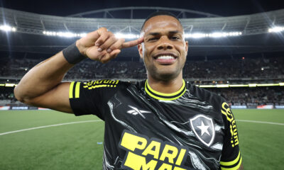Botafogo anuncia retorno do atacante Júnior Santos