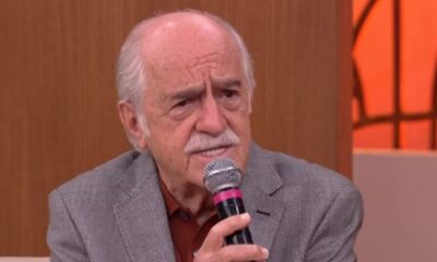 Close-up de Ary Fontoura, homem mais velho com bigode, falando em microfone.