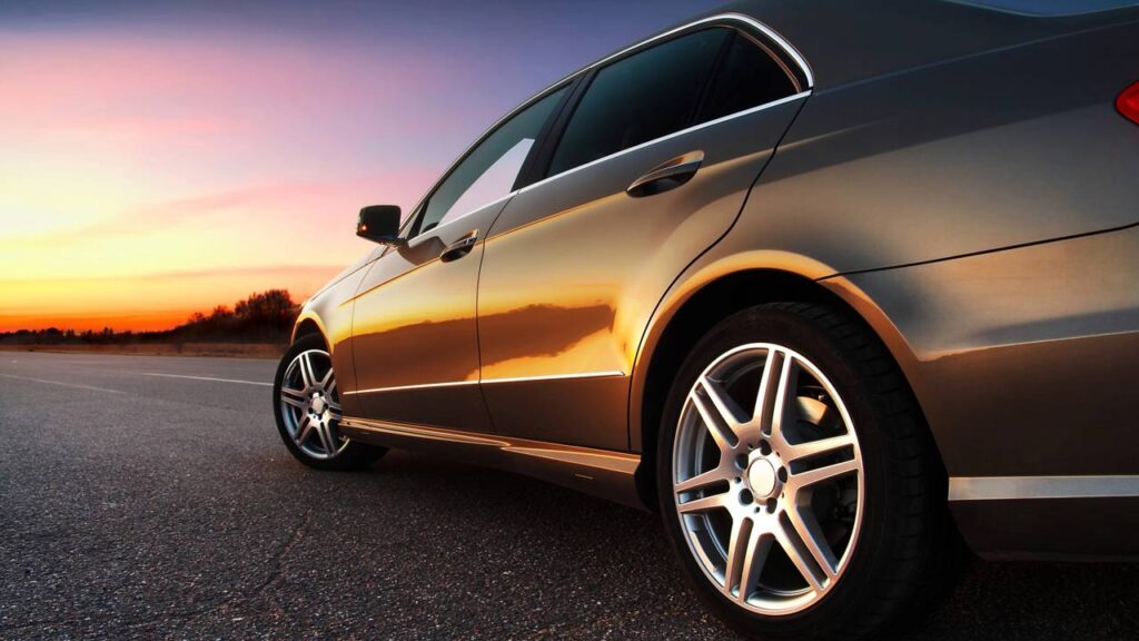 Deixar o carro no sol exige cuidados práticos para preservar pintura e interior