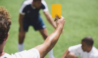 Árbitro admite falha após jogador não ser expulso com dois cartões amarelos