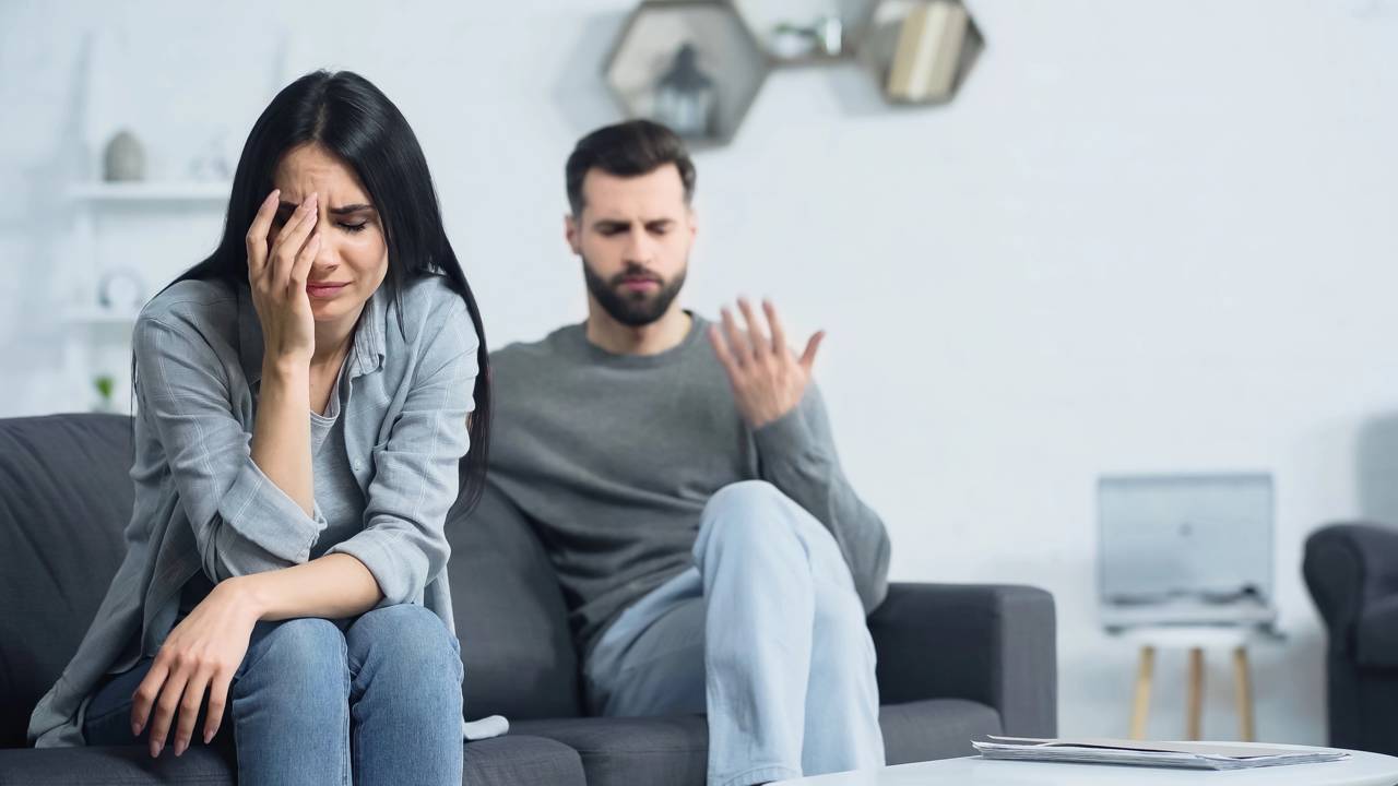 Por que algumas pessoas choram quando discutem e o que a psicologia revela sobre essa reação emocional