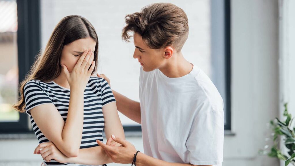 Por que algumas pessoas choram quando discutem e o que a psicologia revela sobre essa reação emocional