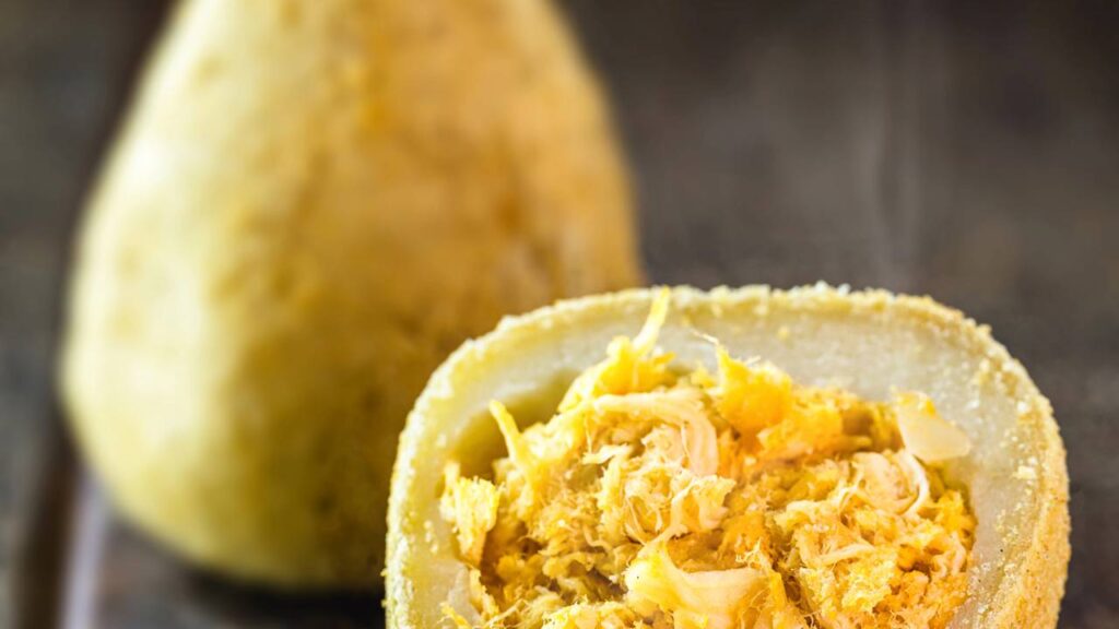 Bolinho de batata com frango fácil de fazer que fica crocante por fora e muito macio por dentro