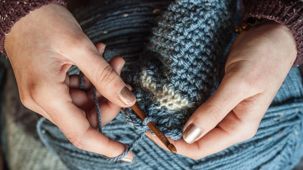 Como fazer bandana de crochê com um modelo básico que fica pronto rápido e é perfeito para iniciantes