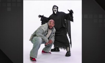 Marlon Wayans agachado e pessoa fantasiada de Ghostface com braços abertos em fundo branco.