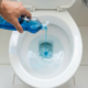 Basta um pouco de detergente no vaso sanitário para resolver esse problema comum