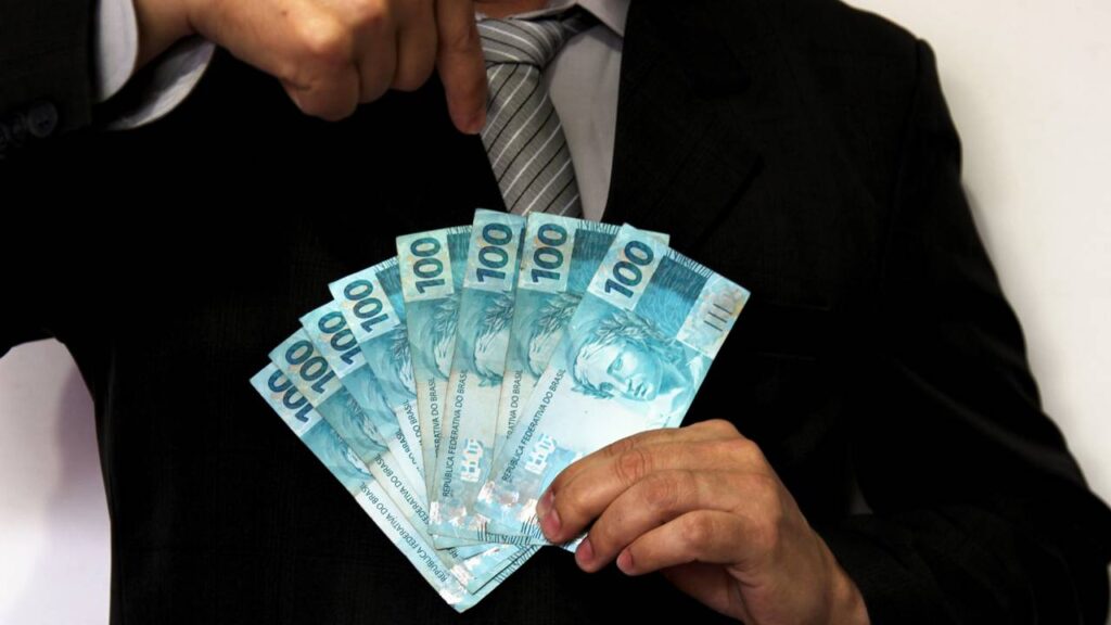 3 dicas para se tornar milionário que empresários de sucesso costumam seguir e que podem mudar sua forma de lidar com dinheiro