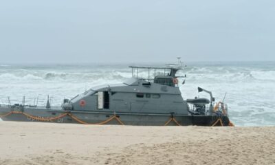 Marinha monitora embarcação encalhada na Praia da Macumba por causa da ressaca