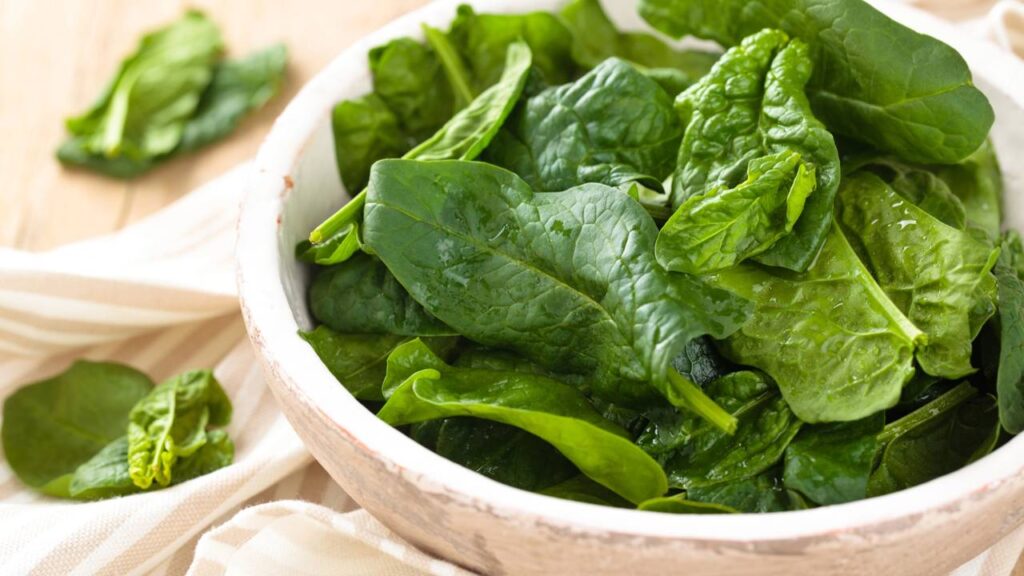 Os benefícios do espinafre para saúde e boa forma que você precisa conhecer