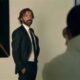 Andrea Pirlo, de terno, posa para fotógrafo, com logo Prime Video visível.