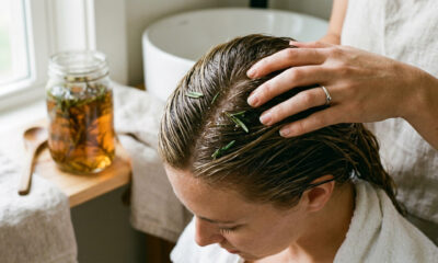 Lavar o cabelo com chá de alecrim: para que serve, funciona mesmo e quando vale a pena experimentar