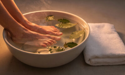 Lavar os pés com folhas de louro e água morna: por que é recomendado e quando é melhor fazê-lo