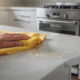 Veja como fazer a limpeza da cozinha com 6 truques para deixar tudo brilhando