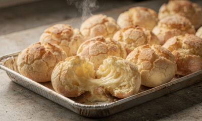 Escalde o polvilho do jeito certo e prepare um pão de queijo mineiro que rende 30 unidades