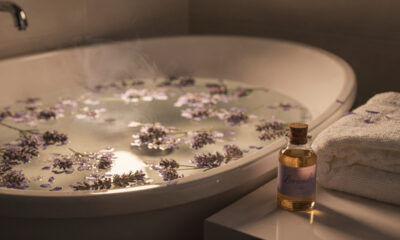 Prepare um banho relaxante com lavanda para ajudar idosos a dormirem melhor e com mais tranquilidade