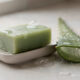 Aprenda como fazer sabonete artesanal de babosa para renovar peles maduras e secas