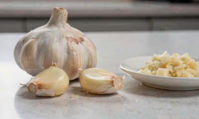 Benefícios do alho para a saúde mostram que ele vai muito além de um simples tempero
