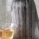 O truque simples com vinagre de maçã que pode deixar o cabelo grisalho mais brilhante e alinhado