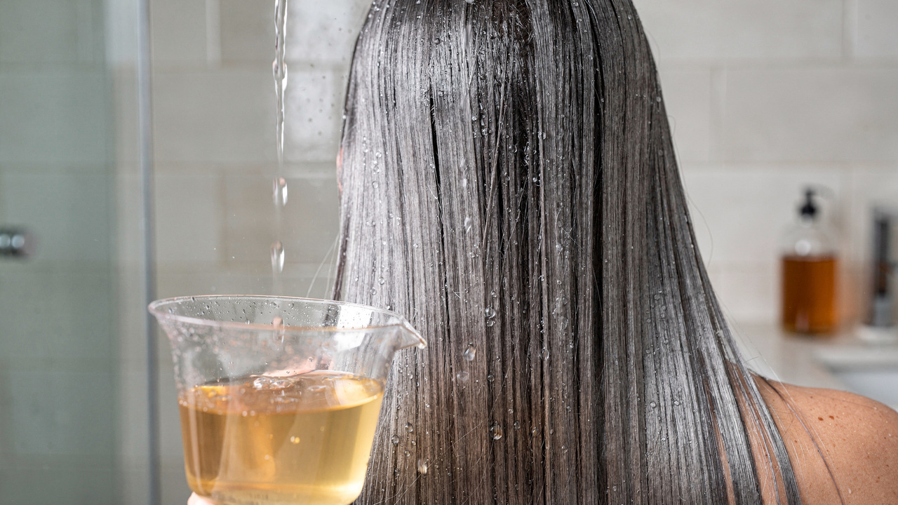 O truque simples com vinagre de maçã que pode deixar o cabelo grisalho mais brilhante e alinhado