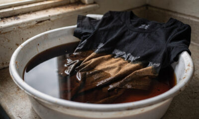 Mistura poderosa para recuperar roupa preta desbotada deixa o tecido com aparência de novo