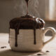 Esse bolo de caneca de chocolate fica pronto em 3 minutos, perfeito para matar a vontade de doce