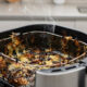 Quem tem Air Fryer precisa conhecer os alimentos proibidos para evitar bagunça e possíveis danos no eletrodoméstico