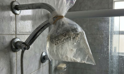 Colocar um saco plástico com água e vinagre em volta do chuveiro: para que serve e quando fazer