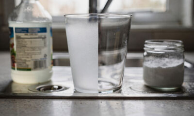 Limpar copos de vidro embaçados fica muito mais fácil com esse ingrediente que você tem na cozinha