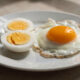 Quais ovos são mais saudáveis, cozidos ou fritos? A resposta depende mais do preparo do que do ovo